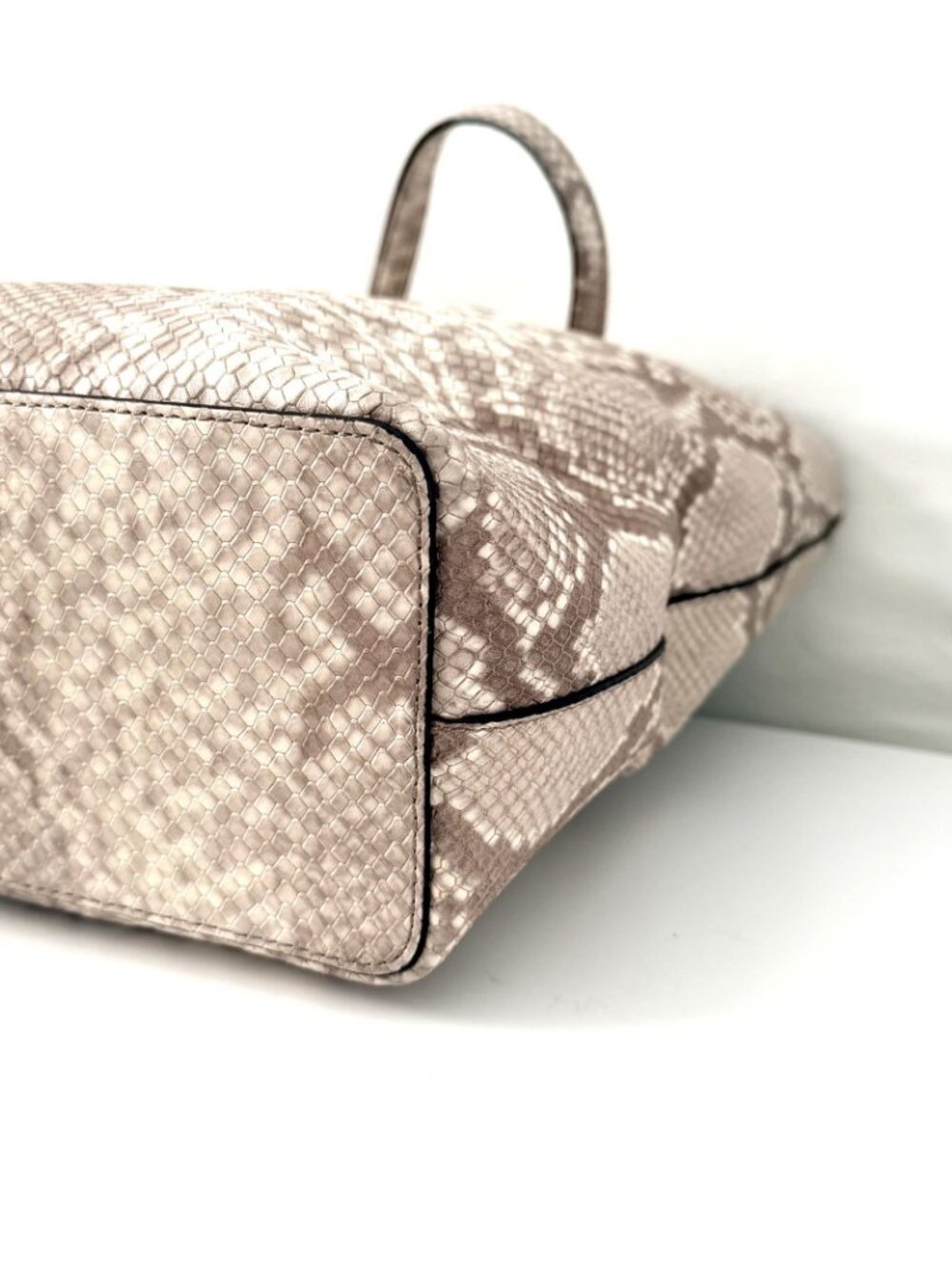 ๐ Michael Kors Large Python-Embossed Tote & Wallet Set ๐ - Picture 6 of 14